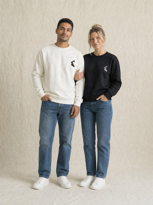 Duo de pulls brodés Koi yin-yang portés en couple