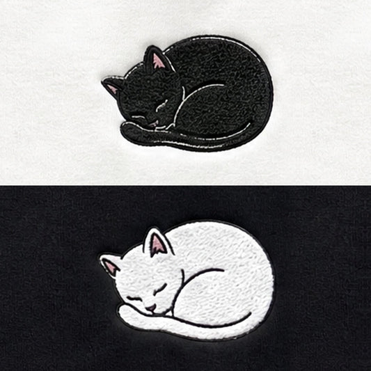 Duo Chats yin-yang : broderie de près