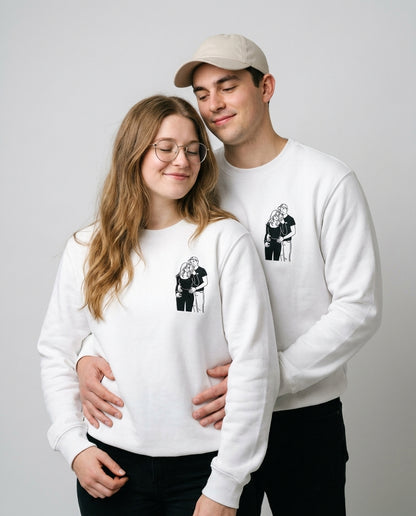 Couple en pull blanc brodé du dessin de leur photo, côté cœur