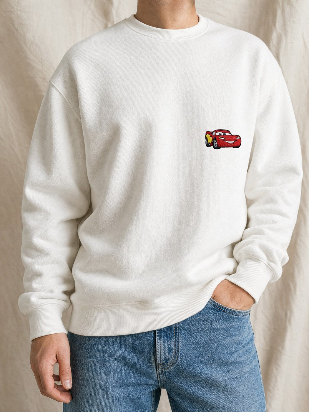 Broderie Flash McQueen sur le pull blanc, côté cœur