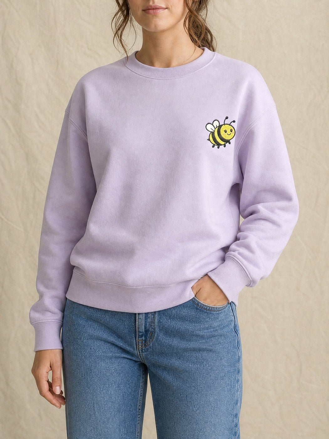 Broderie Abeille sur le pull lilas, côté cœur