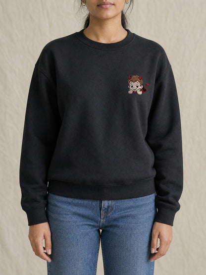 Broderie Démon sur le pull noir, côté cœur