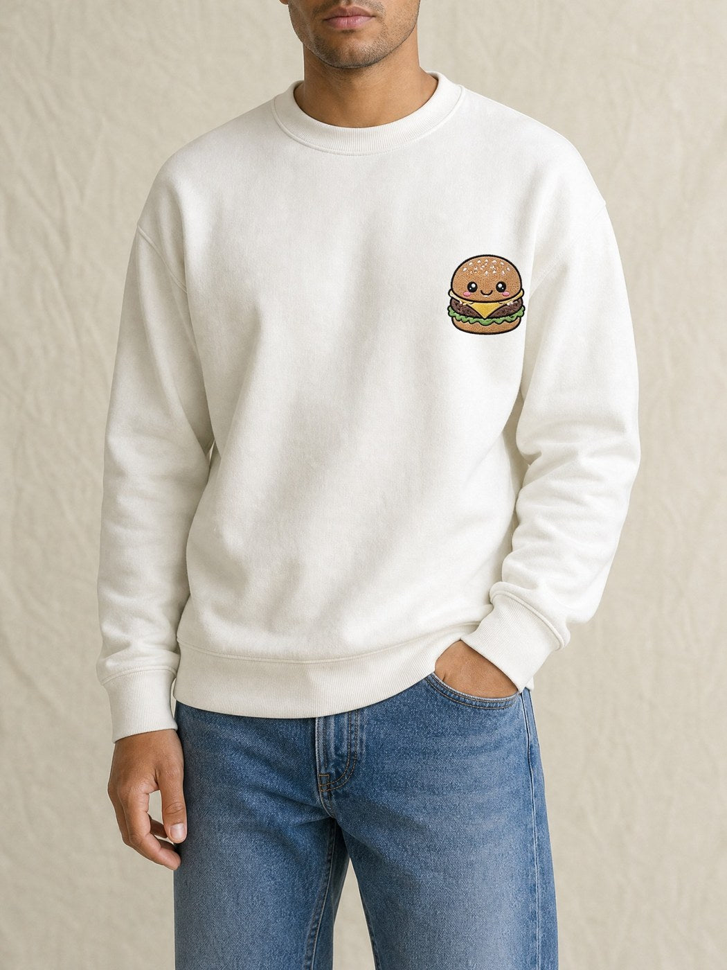 Broderie Burger sur le pull blanc, côté cœur