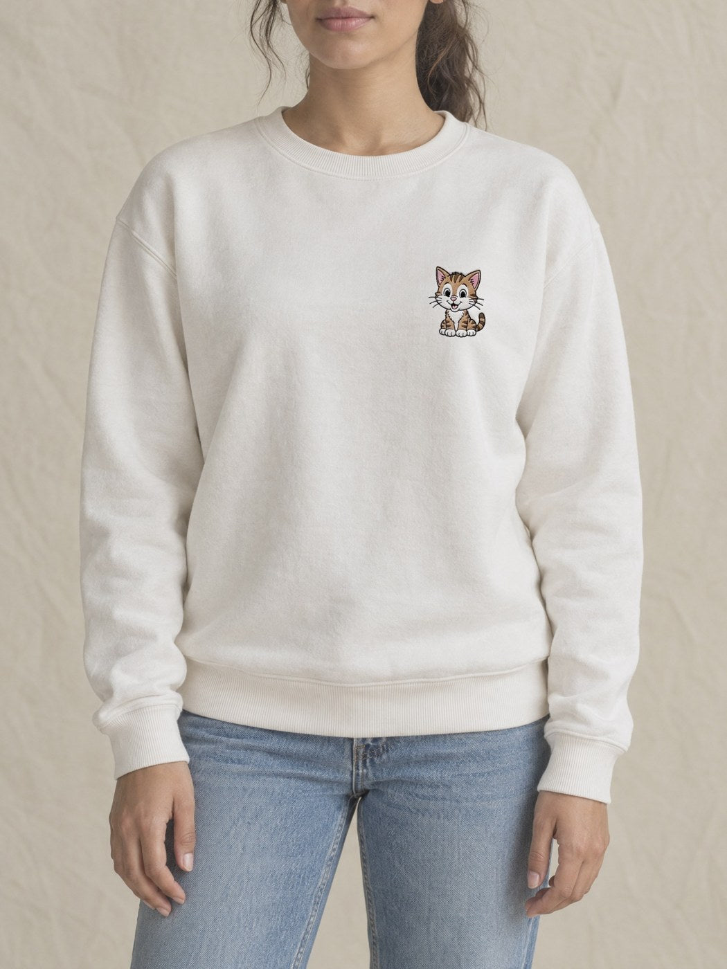 Broderie Chat sur le pull blanc, côté cœur