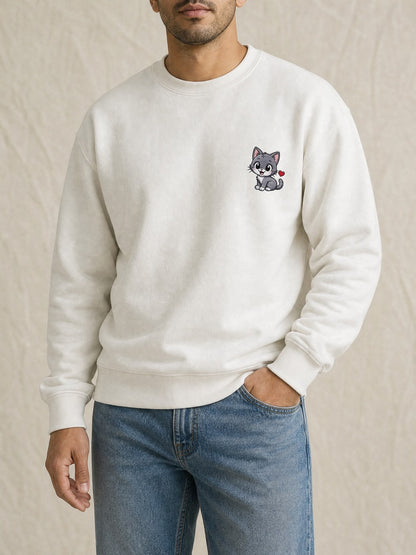 Broderie Chat gris sur le pull blanc, côté cœur