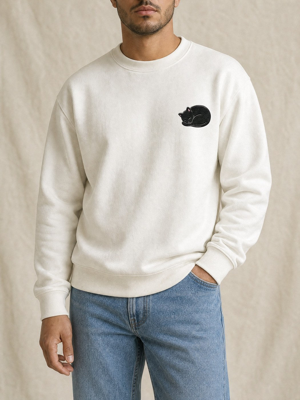 Broderie Chat noir sur le pull blanc, côté cœur