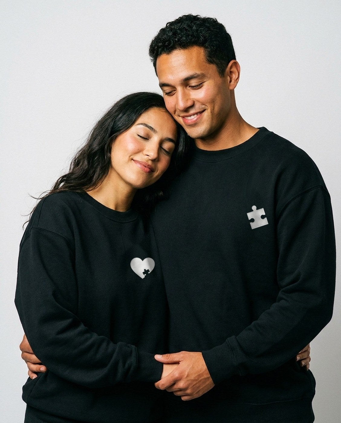 Duo de pulls brodés Cœur et puzzle portés en couple