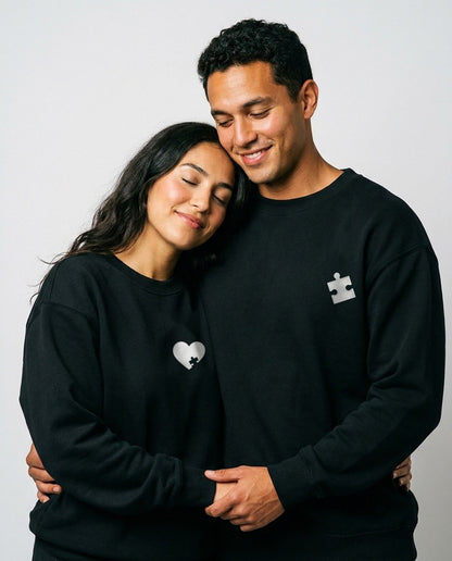 Duo de pulls brodés Cœur et puzzle portés en couple