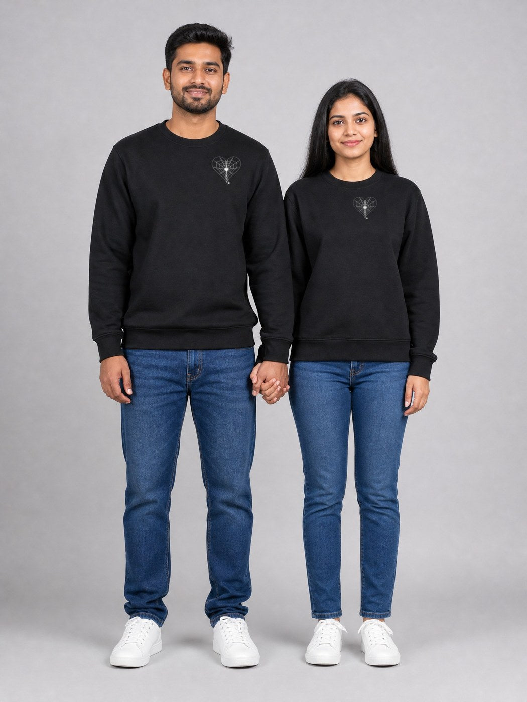 Duo de pulls brodés Cœur toile d'araignée portés en couple