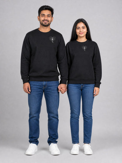 Duo de pulls brodés Cœur toile d'araignée portés en couple