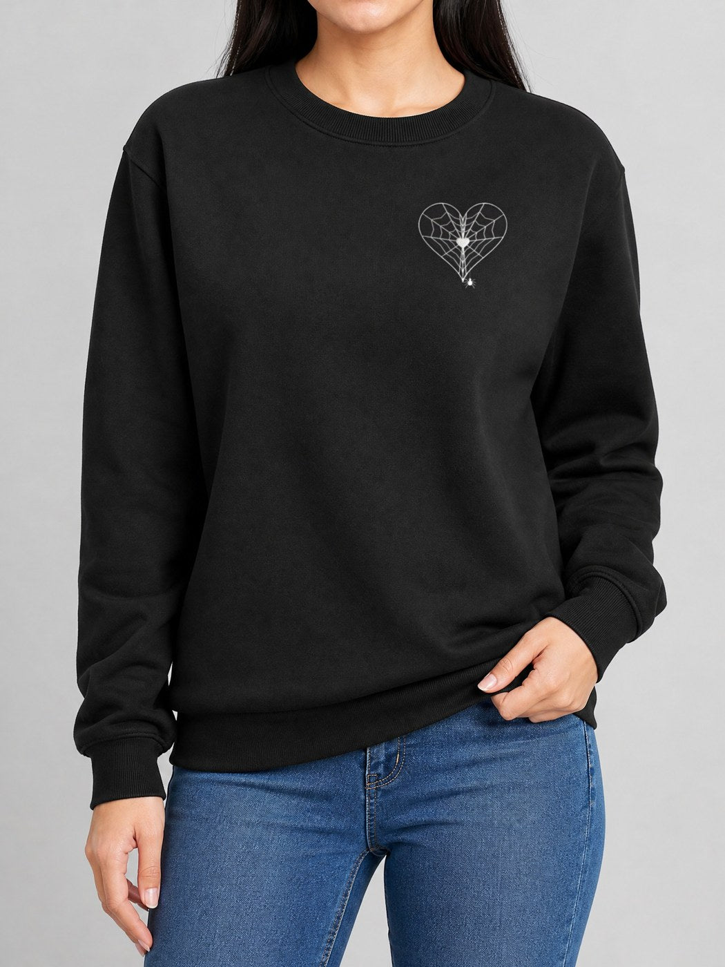 Broderie cœur toile d'araignée sur le pull noir, côté cœur