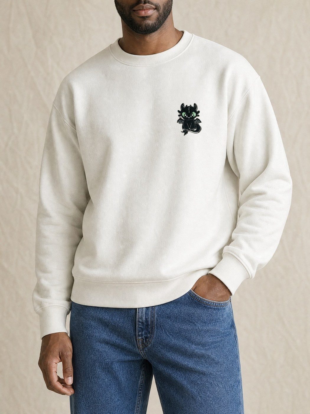 Broderie Krokmou sur le pull blanc, côté cœur