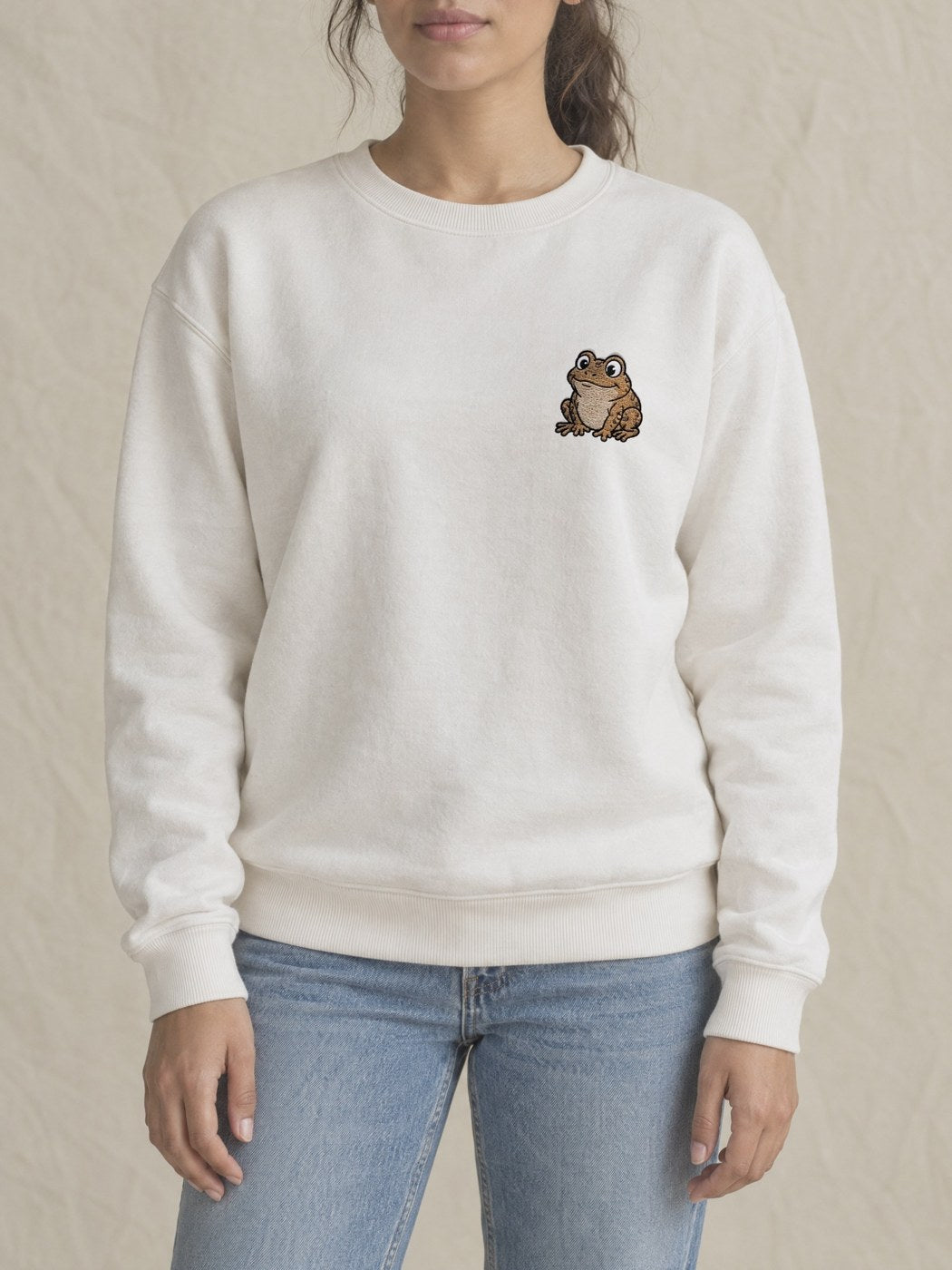 Broderie Crapaud sur le pull blanc, côté cœur