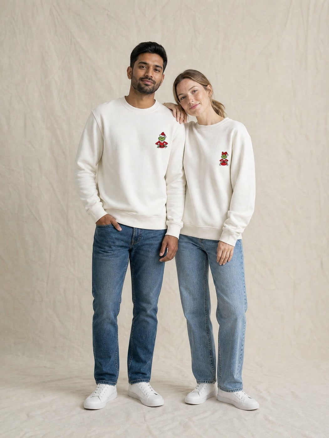 Duo de pulls brodés Grinch portés en couple