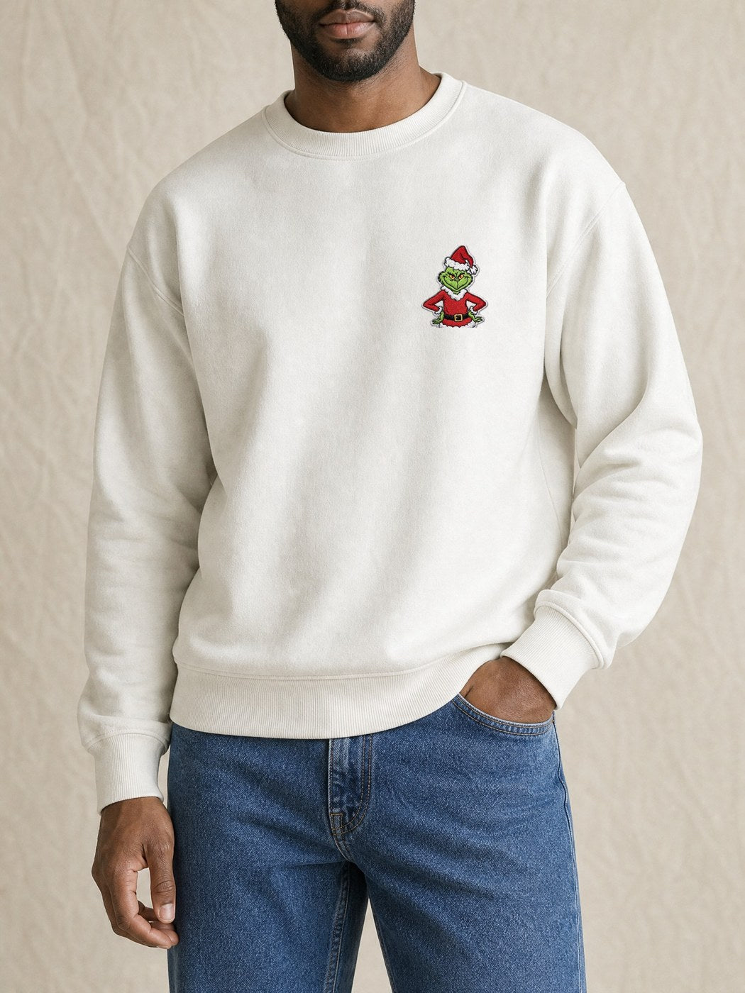 Broderie Grinch sur le pull blanc, côté cœur