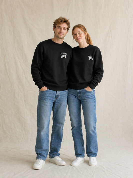 Duo de pulls brodés Joueur 1 et Joueur 2 portés en couple
