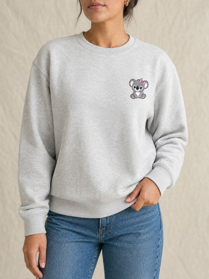 Broderie Koala au nœud sur le pull gris chiné, côté cœur