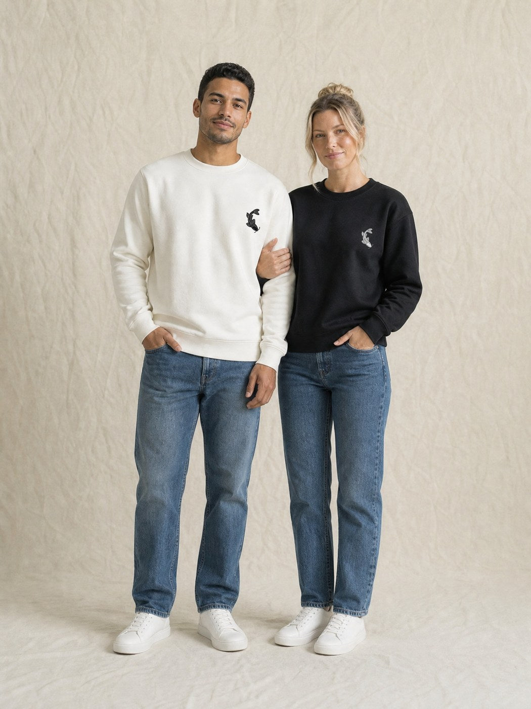 Duo de pulls brodés Koi yin-yang portés en couple