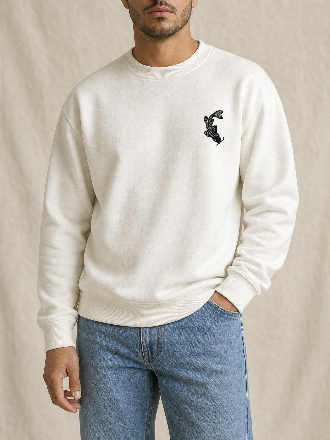 Broderie Koi noir sur le pull blanc, côté cœur