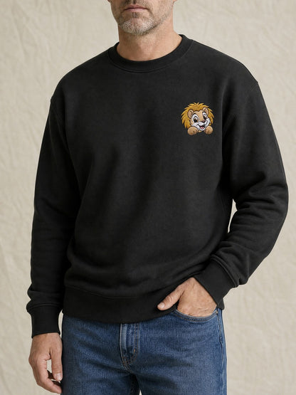 Broderie Lion sur le pull noir, côté cœur
