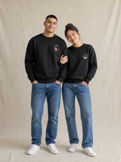 Duo de pulls brodés Mars et Lune portés en couple