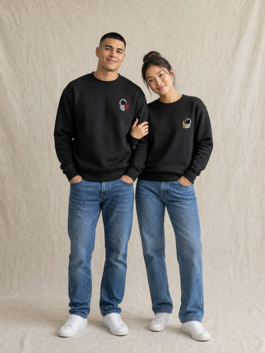 Duo de pulls brodés Mars et Lune portés en couple