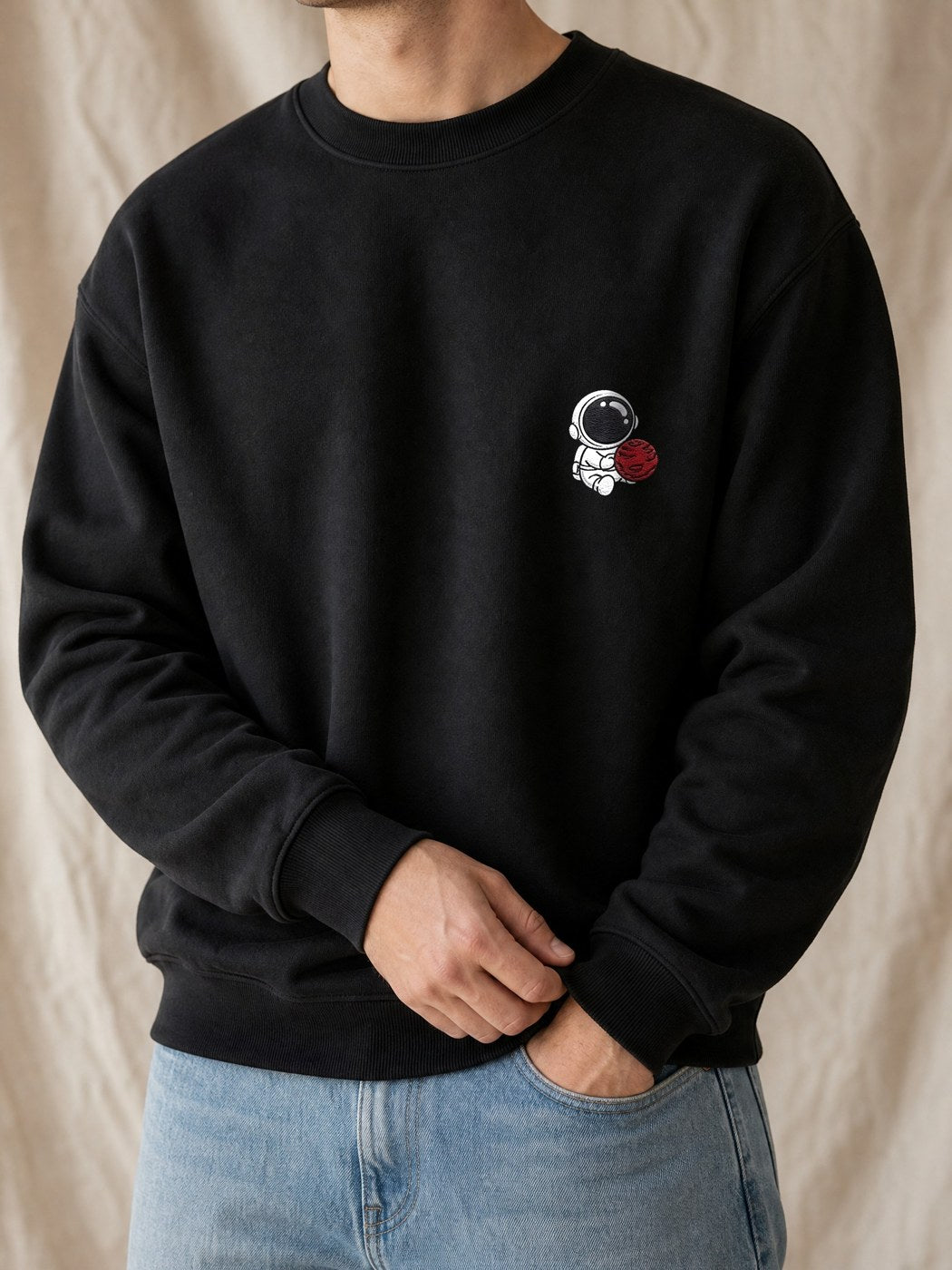 Broderie Astronaute Mars sur le pull noir, côté cœur