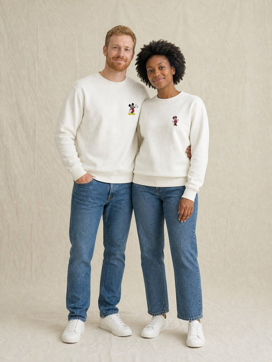 Duo de pulls brodés Mickey et Minnie portés en couple