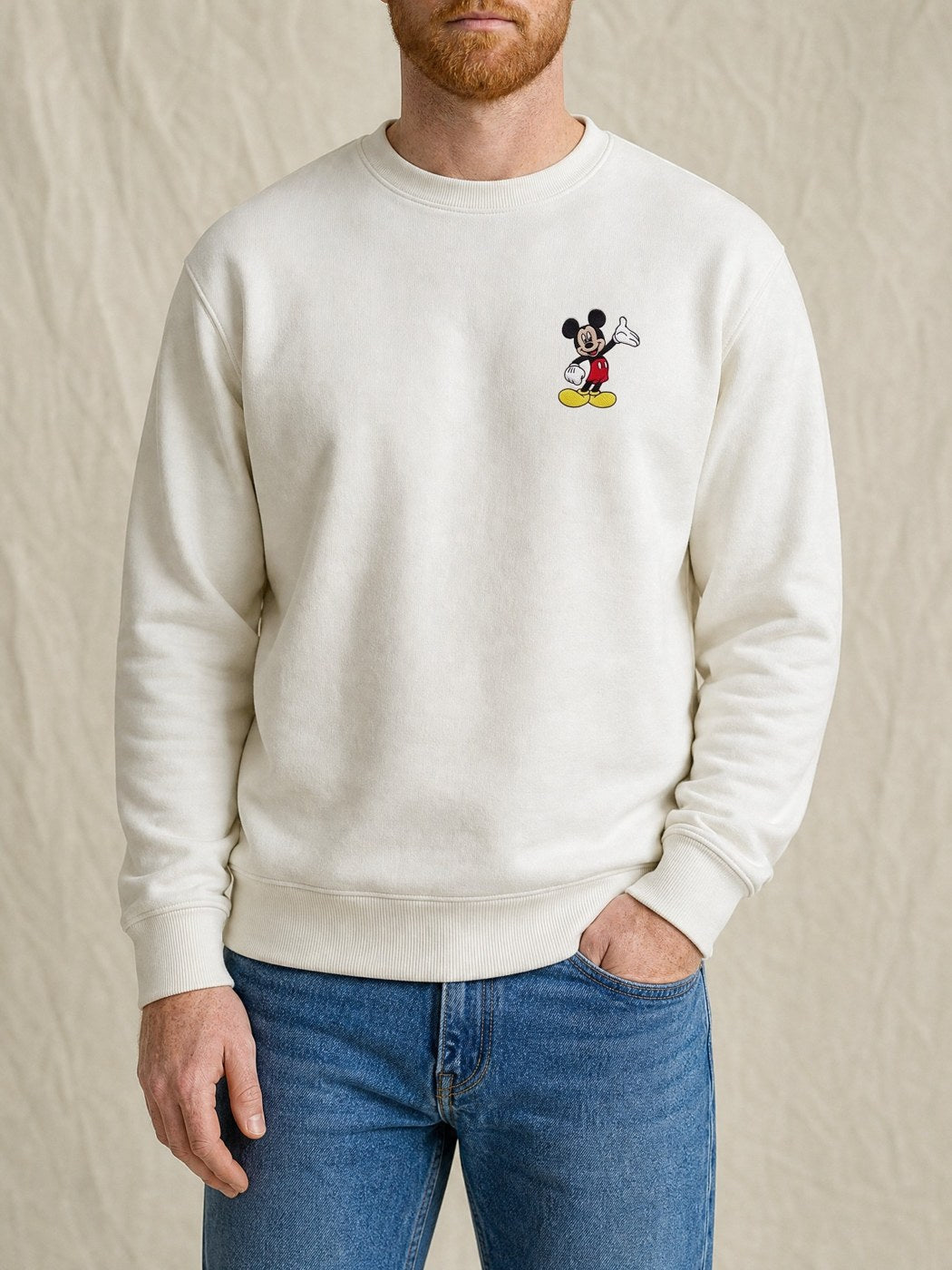 Broderie Mickey sur le pull blanc, côté cœur
