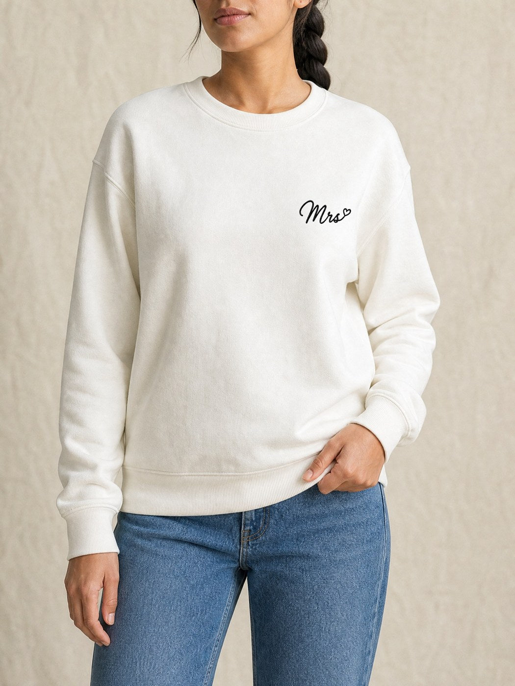 Broderie Mrs sur le pull blanc, côté cœur