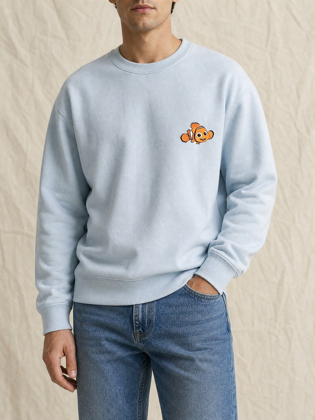 Broderie Nemo sur le pull bleu ciel, côté cœur