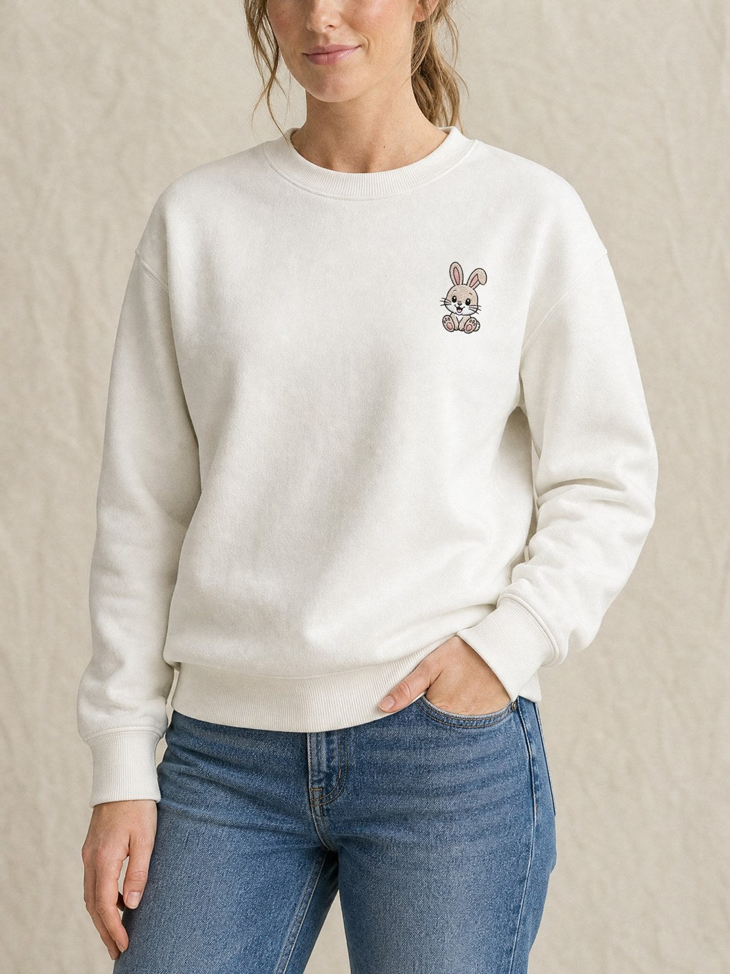 Broderie Lapin sur le pull blanc, côté cœur