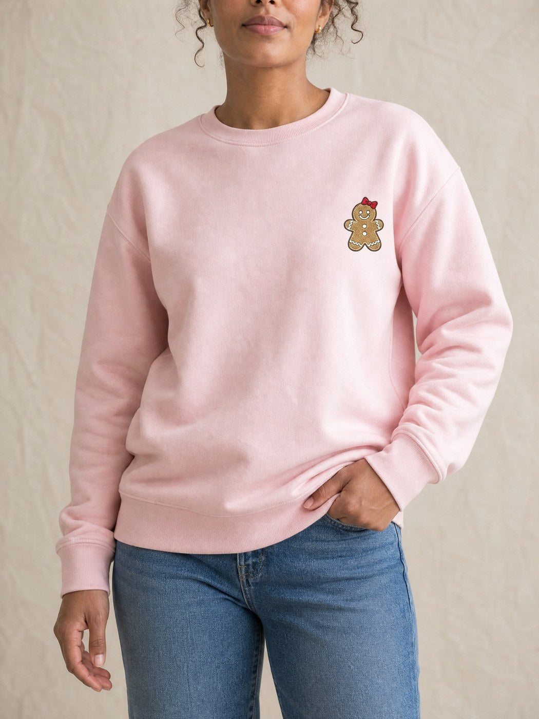 Broderie Mrs Pain d'épices sur le pull rose, côté cœur