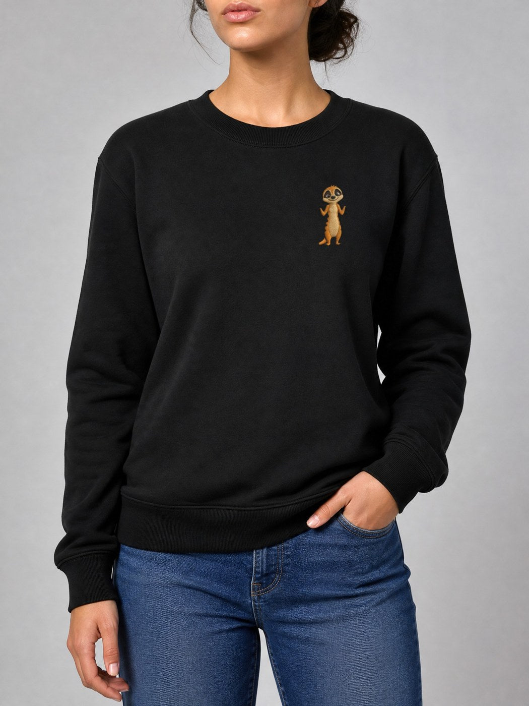 Broderie Suricate sur le pull noir, côté cœur