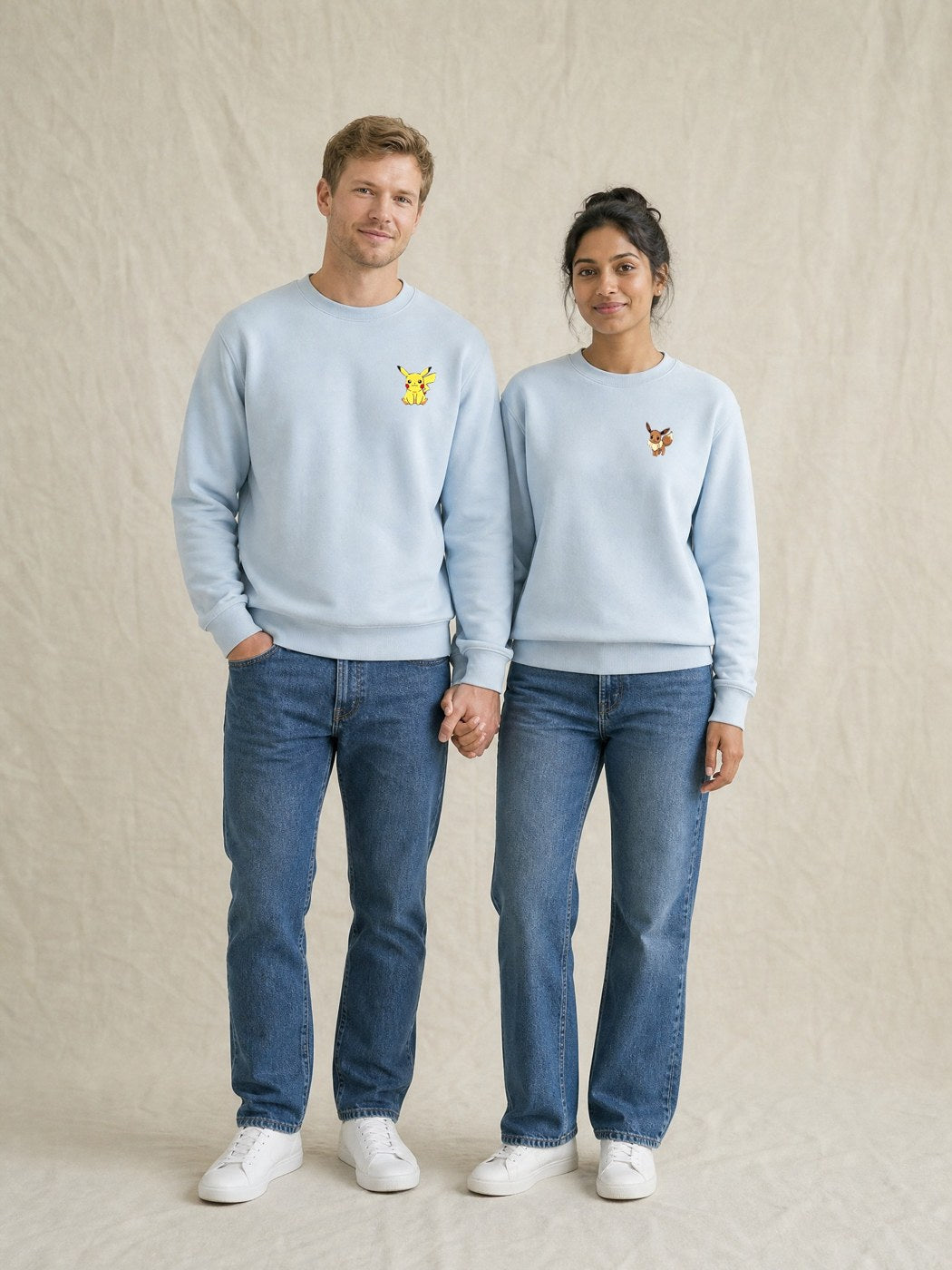 Duo de pulls brodés Pikachu et Évoli portés en couple
