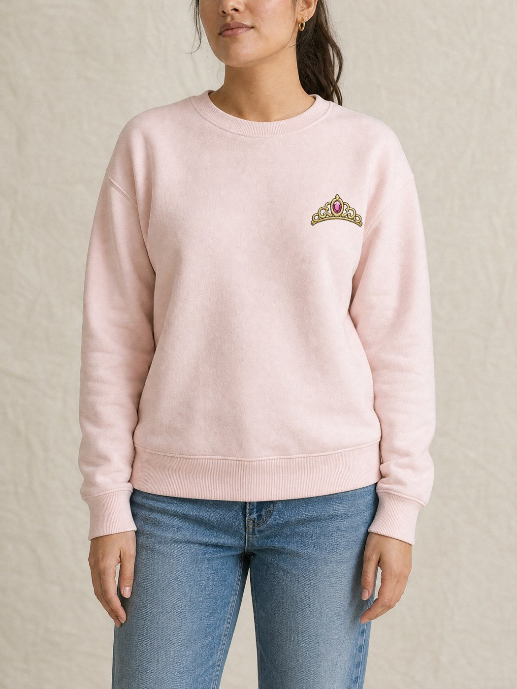 Broderie Princesse sur le pull rose, côté cœur