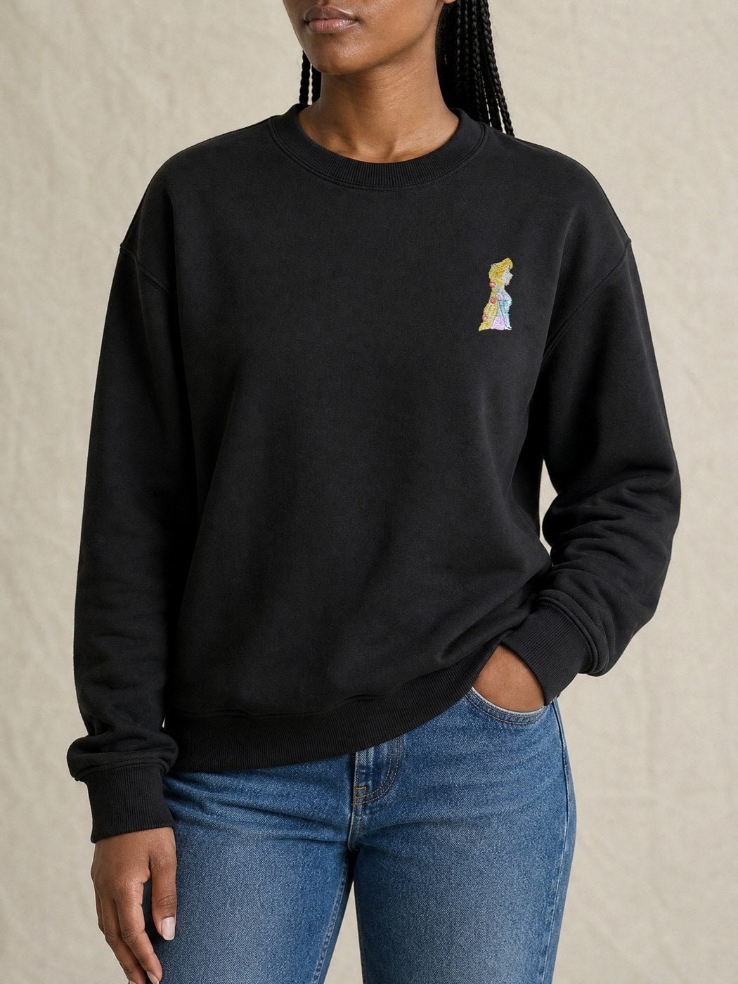 Broderie Raiponce sur le pull noir, côté cœur
