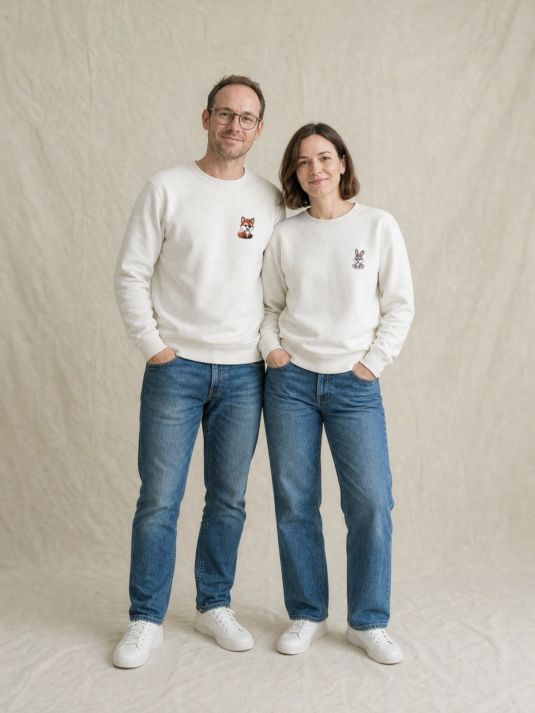 Duo de pulls brodés Renard et lapin portés en couple