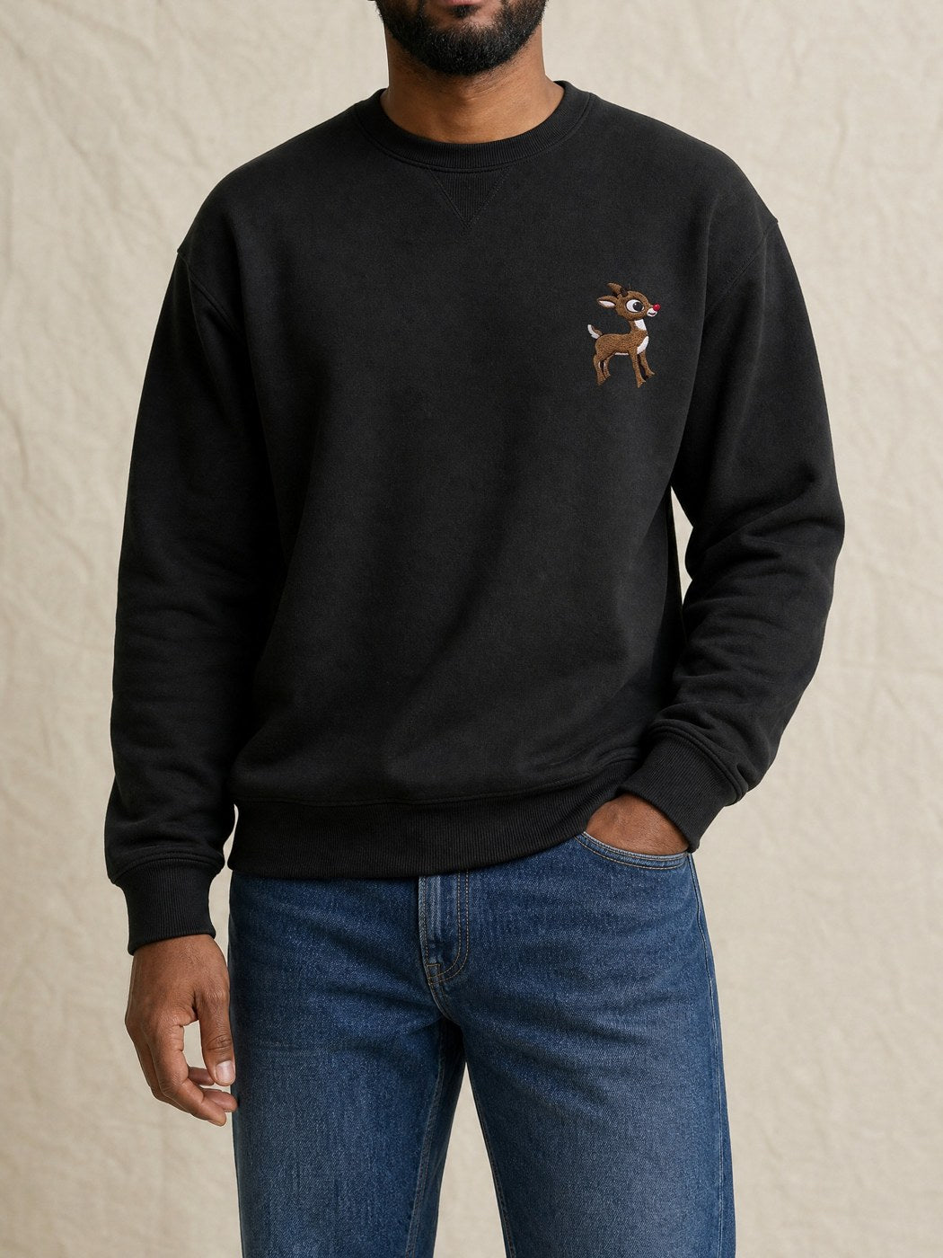 Broderie Renne au nez rouge sur le pull noir, côté cœur