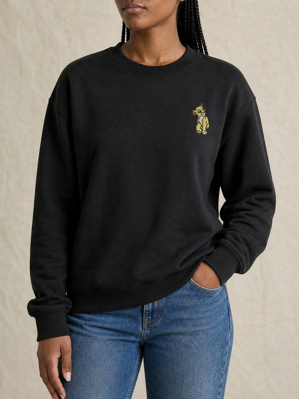 Broderie Nala sur le pull noir, côté cœur