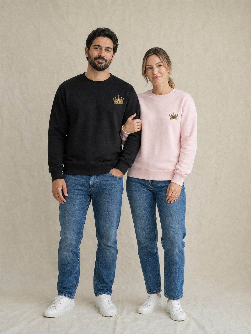 Duo de pulls brodés Roi et Reine portés en couple