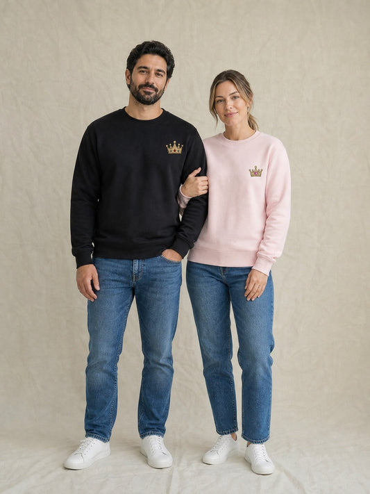 Duo de pulls brodés Roi et Reine portés en couple