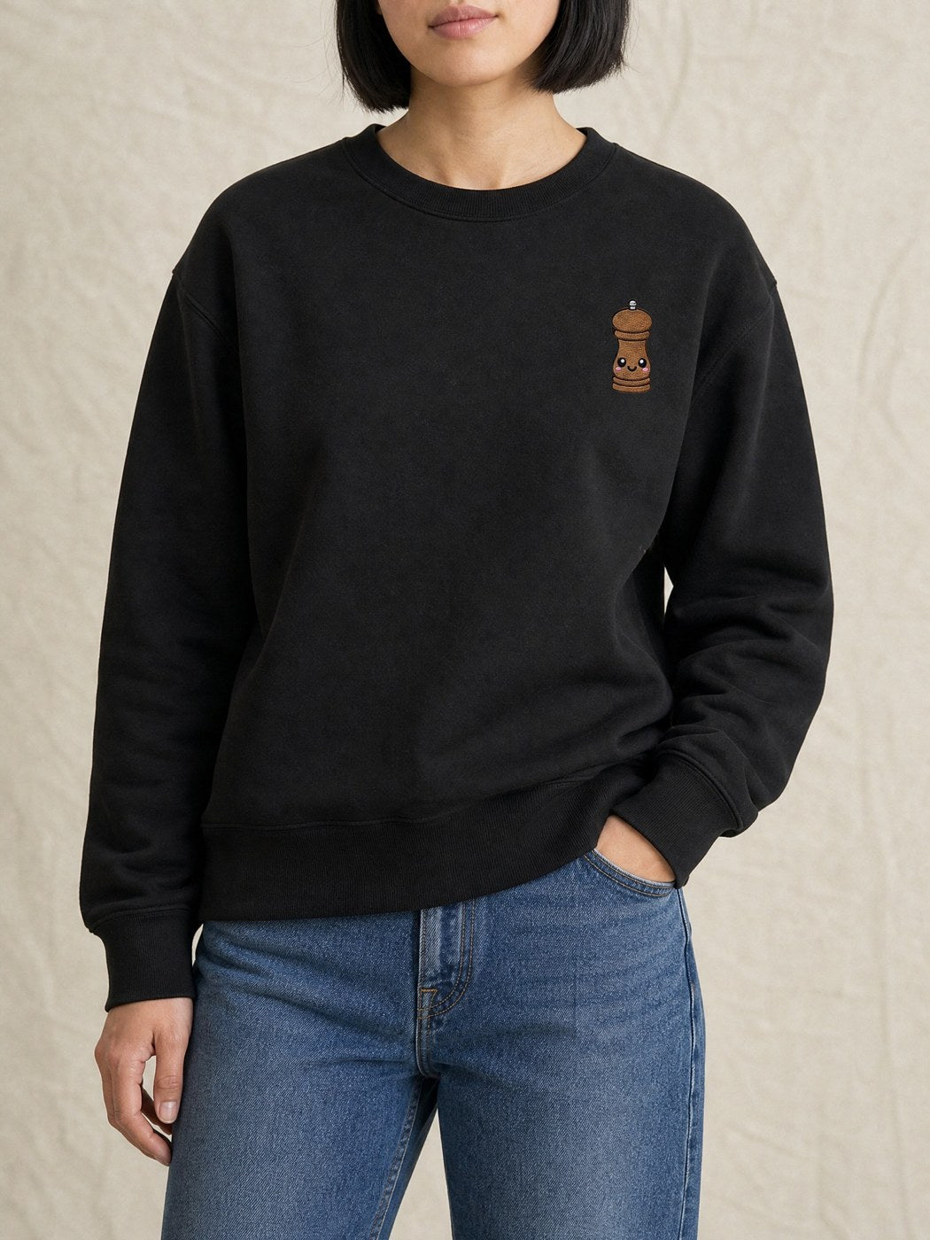 Broderie Poivre sur le pull noir, côté cœur