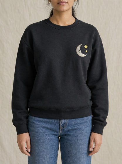 Broderie Lune sur le pull noir, côté cœur