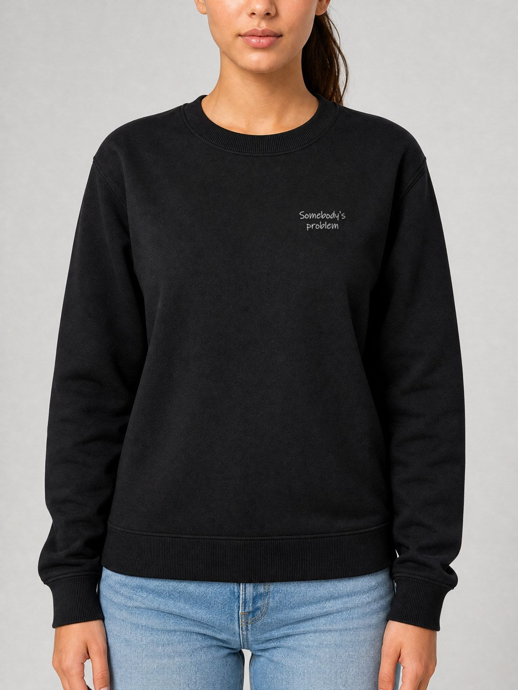 Broderie « Somebody's problem » sur le pull noir, côté cœur