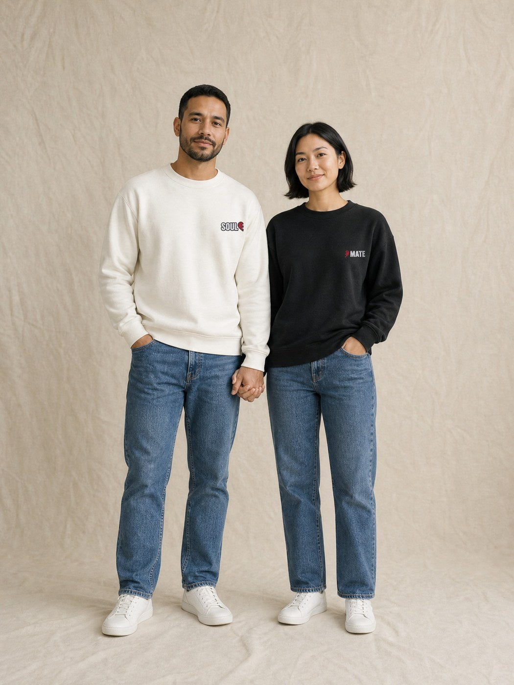 Duo de pulls brodés Soul et Mate portés en couple