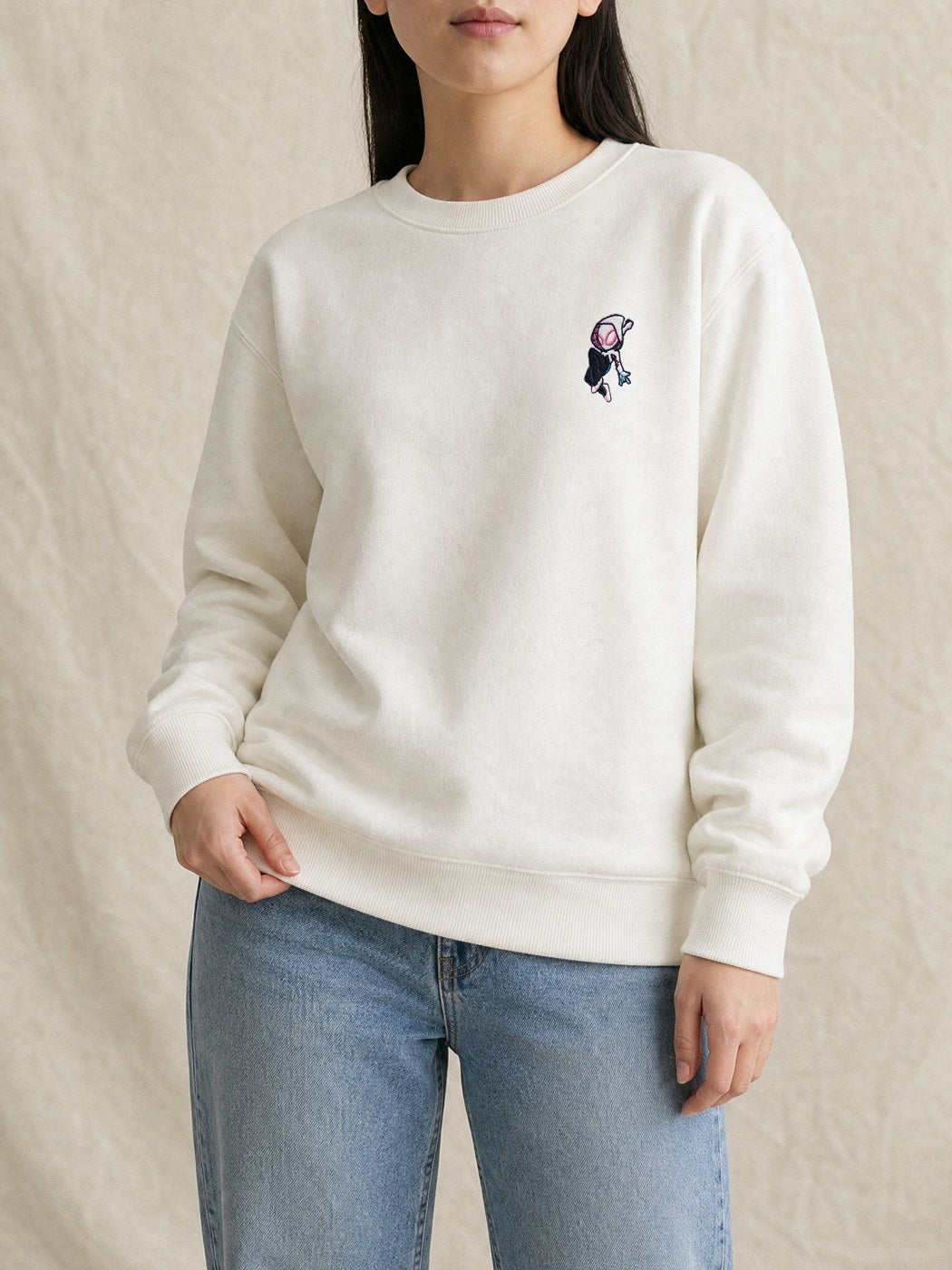 Broderie Gwen sur le pull blanc, côté cœur
