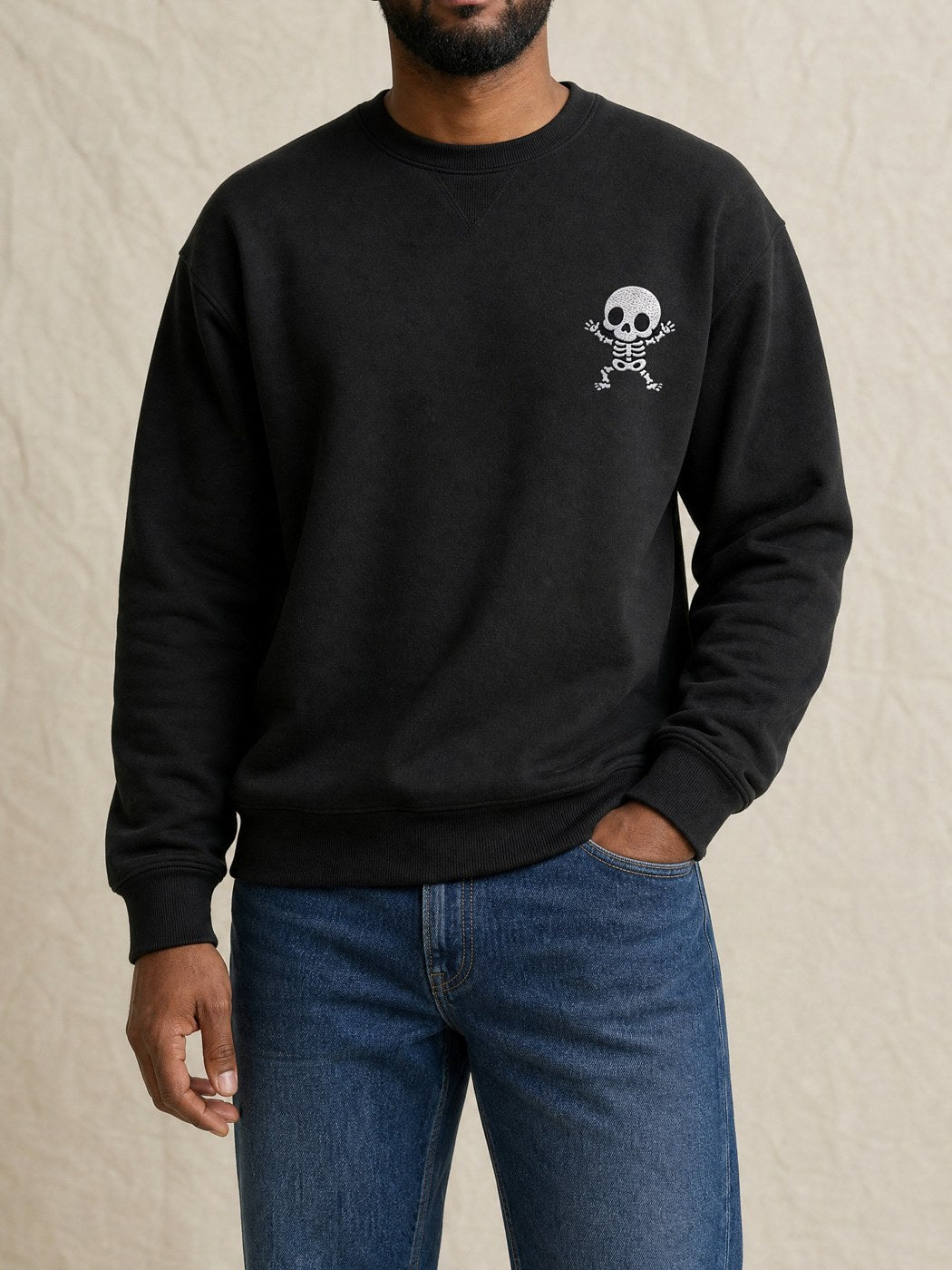Broderie Squelette sur le pull noir, côté cœur
