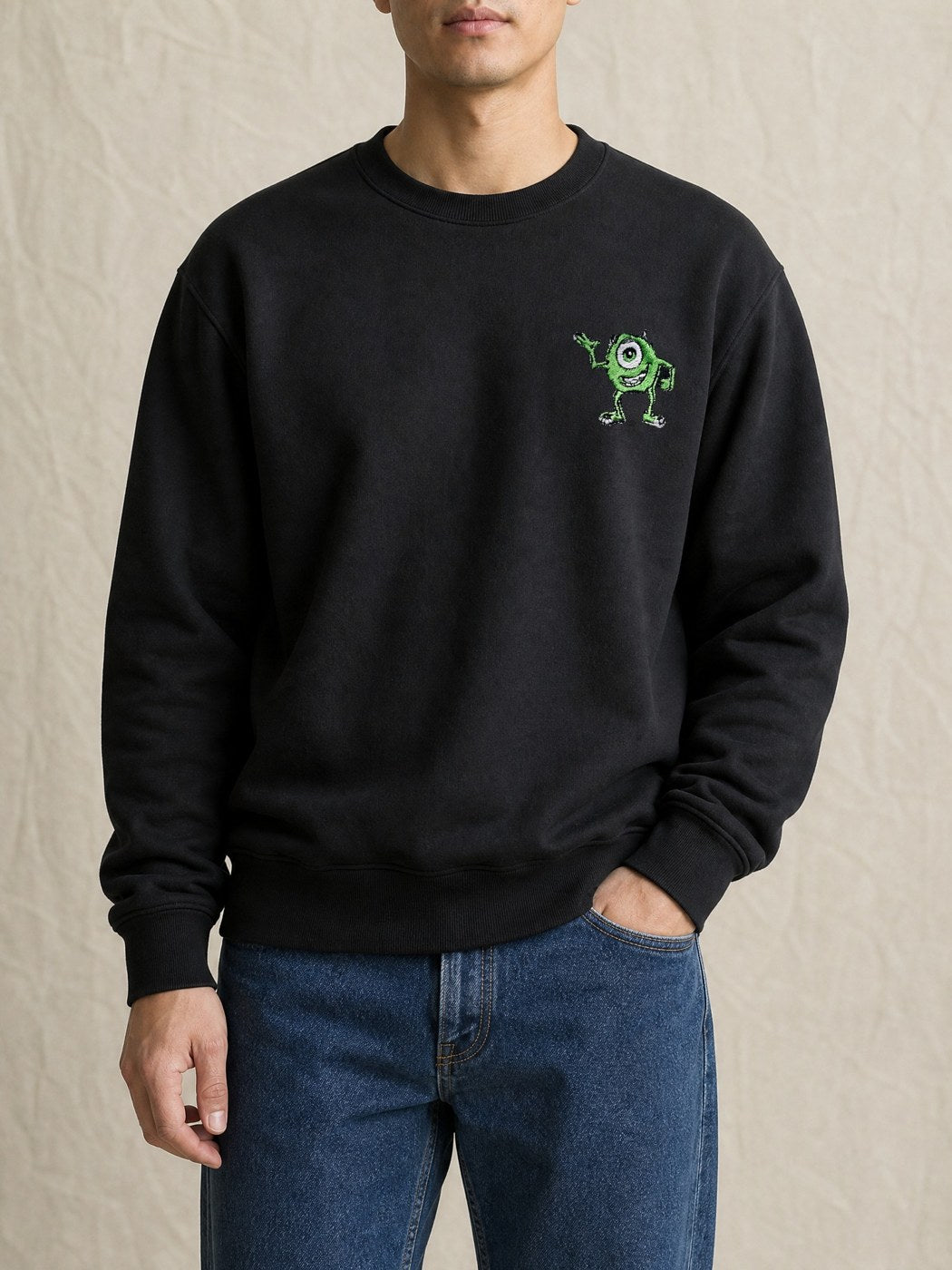 Broderie Bob sur le pull noir, côté cœur