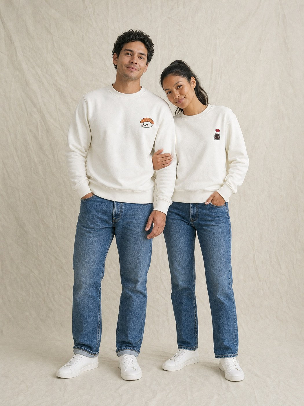 Duo de pulls brodés Sushi et sauce soja portés en couple